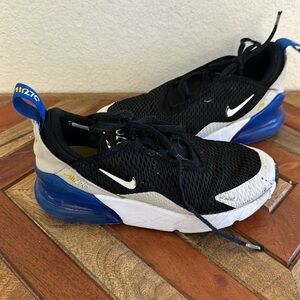 Kid boys Nike air Size 1Y black white blue Gently used, no holes.